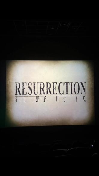 11.22今天第一天狂野时代国内首映,鸟们真的都好用心啊,第一次参加粉丝包场线下一起看电影的活动,很开心,包场的鸟姐们准备了礼包、蛋糕还有很多小礼品、票根、明信片海报什么的,现场大家一起拍视频、祝福千玺祝福电影,还有很多鸟姐带了物料互换,来的时候就想着,除了要做参与者一定要做记录者,本来一直纠结是去上海电影路演还是南京这场粉丝物料场,因为物料场是提前买好票的,不去还得出票,后来想了很久决定来这个粉丝包场,因为千玺是演员,未来电影路演见他的机会真的很多,下一步电影也已经官宣了,我觉得以后还有很多机会可以见到千玺,我很想记录一次鸟姐,也很想看看粉丝们在背后默默为千玺的付出,所以我选了来这里,现场大家虽然情绪都会些许内敛,但是大家内心的热情是可以共振的,从群里大家的聊天,包括这次南京场还有很多鸟都是从常熟、苏州过来的,还有一位姐妹专门加我的微信问我要不要物料然后来送给我,真的挺温暖挺感动的
看了电影,狂野时代真的如千玺所说,是一部很美的电影,真的很美很美,画面的结构、颜色、场景的设置、搭建以及很多转场是那个、特效,字体、配音等等,都特别的美,故事情节感觉看一遍可能不太好懂,但最后一句说每个人在历史上的意义都是一具尸骨,这部电影的设定就是在讲狂野时代中大家都不会做梦所以能永恒的活着,而迷魂者也就是千玺的饰演者他是偷偷做梦的,所以在经历了几个梦境之后他死去了,而将我们放入历史长河之中,我们的一生又何尝不是一场梦,也许曾经的我们会是任何一个角色,也许每一个梦它都会有令人崩溃和让人迷茫撑不下去的时候,但是相信我们都会再会,还愿意做梦,如果我们不再做梦了永恒也失去了意义,而且这部电影里大家演的都很好,我最喜欢千玺的就是大叔那个角色,大叔与小女孩一起假造特异功能“骗钱”,我当时看了这个角色觉得和千玺简直浑然天成,千玺本身身上就有比较成熟稳重比较老成的一面,所以千玺在表现这个角色的时候感觉非常自然,我不敢想象千玺未来比如三四十岁的时候拍出来的戏和角色该会多么的有味道有魅力,千玺的角色几乎都驾驭的很好,看影帝演戏果然不一样,其他演员的演技也是都非常在线,最后和李庚希那一段作为粉丝看着有点吃醋,但真的能隔着屏幕感受到那种自然的最后情不自禁的情感才会落到那个吻,都很专业,真的挺建议大家去看的#易烊千玺 #狂野时代 #鸟姐 #舒淇赵又廷李庚希 #狂野时代上映