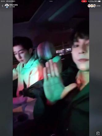 #林枫松陈稳 #直播 我可太爱看林枫松接机这段了 还有这都带着无名指上的戒指 内娱啊,让他们俩火起来吧#枫稳 #许你十年