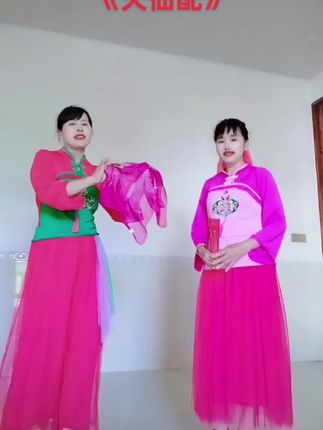 穿着漂亮妹妹的衣服感觉真好,#开心姐妹欢乐多 #快乐健康每一天