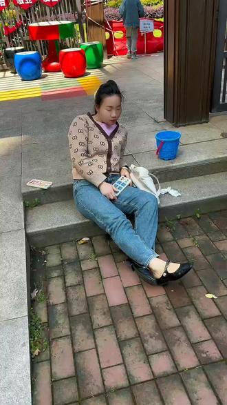 熊非熊偷看手机动态壁纸娶图教程来了!抖音放大镜🔍搜【神图定制】进入,输入口令“4435”🉐动态高清图 #设置教程 #教程来了 #熊非熊偷看手机动态壁纸 #动态壁纸 #手机锁屏 学会了快去试试吧 送你一张动态壁纸 这也太好玩了 有意思的锁屏壁纸