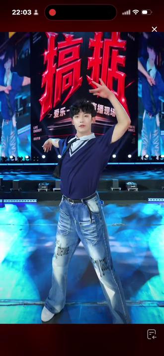 #舞台上的青春 #团播男团 #帅哥校服杀 #紫霖#沈园外舞蹈 三口子,真离得太近了啊喂!😄紫霖跳了好几个小时舞蹈,没听见他大喘气,体质杠杠好!