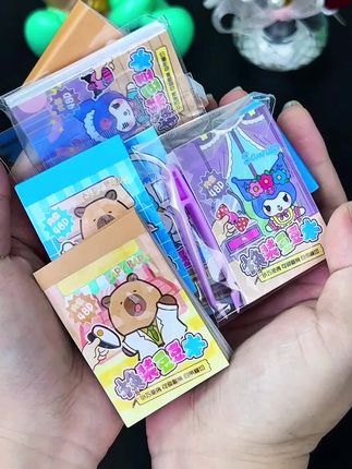 这是女儿心心念念的三丽鸥罐装豆 ,小小一本,一半涂色一半换装,女儿喜欢的不得了#三丽鸥 #豆豆本 #换装豆豆本