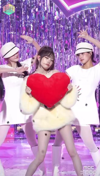 舞台上的活力精灵,综艺上的“鬼马魔丸”【崔叡娜】#崔叡娜 #yena #爱豆 #女团 #izone