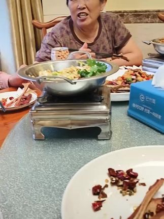 好朋友,好姐妹,一起吃个晚饭