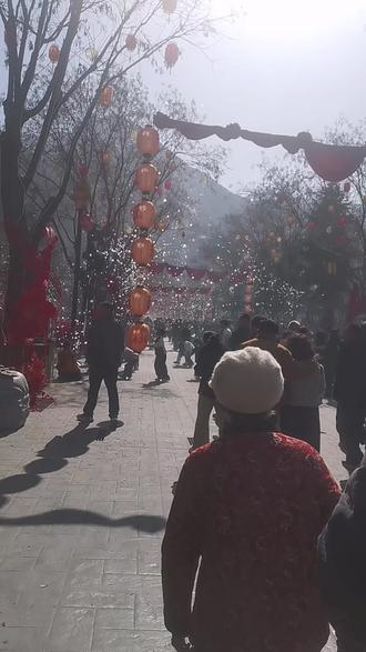 闯进永济牛魔王逍遥谷,一秒入戏西游妖界!
实景马战、NPC互动、玻璃栈道、非遗打铁花,白天嗨玩山水,夜晚狂嗨演艺,这才是假期该有的快乐!🐂🔥