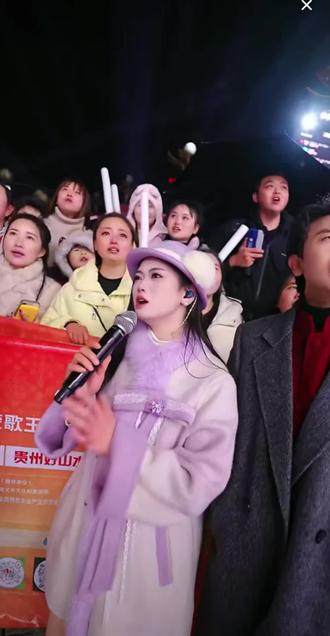 一首歌告别了遵义,谢幕不是终点,舞台的故事告一段落,把掌声藏进心底,带着此间收获,奔赴下一场山海。下一站兴义#苏潇潇阿朱 镇雄见
#遵义凤凰公园 #创作者中心 #创作灵感 #镇雄