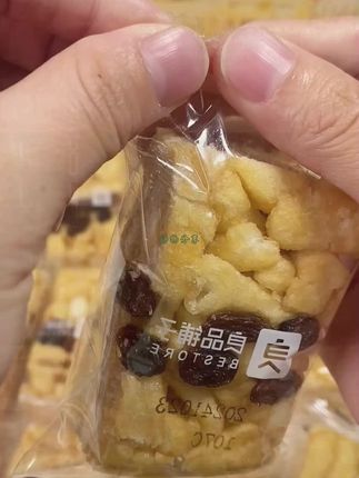 良品铺子葡萄干沙琪玛真的太好吃了,口感松软绵密,味甜不腻,关键还不贵#大人小孩都爱吃 #沙琪玛 #零食推荐