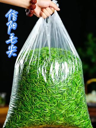 🍵信阳毛尖!一口喝到春日茶山的鲜~ 宝子们!正宗信阳毛尖来了✨ 干茶是细细的绿条索,芽头尖尖的,像刚从茶山上采下的嫩针,翠绿色带着亮泽,一看就新鲜! 热水一冲,茶叶“唰”地在杯中舒展,茶汤秒变清澈浅黄绿,茶香带着雨后茶山的清新直钻鼻子!入口鲜到能掐出水,微微带点甘醇,打工人下午来一杯,困意全消,喉咙还留着春天的甜润~ 信阳核心产区的明前茶,芽头嫩、毫毛多,营养也足,自喝清爽解乏,送爱茶的朋友长辈超有面🎁 戳购物车,把春日茶山的鲜爽抱回家#信阳毛尖 #明前茶 #鲜爽回甘