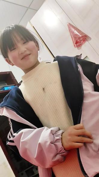小朋友表达对你最大的喜欢,大概就是把喜欢的零食跟你分享吧#妈妈的小棉袄