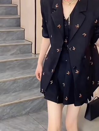 两件套通勤穿搭秋季刺绣西装外套高级感高腰百褶裙女时尚套装 #女人一定要活成自己喜欢的样子 #女性智慧 the