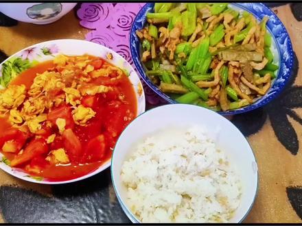 #真实生活分享计划 今天娃姥爷中午不在家,我只能提前下班回家做饭,一碗米饭2个菜,简简单单却又营养美味#减脂午餐 #厨房烟火气 #番茄炒蛋 #芹菜炒肉