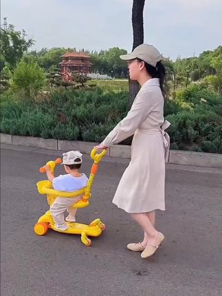 小黄鸭三合一滑板车 可推行 可滑行 还可坐着滑行 一车三用#小黄鸭滑板车 #儿童滑板车 #滑板车