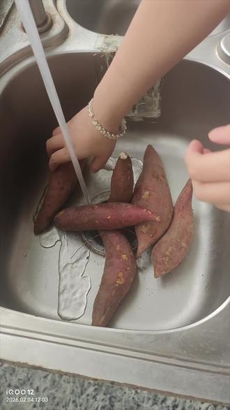 #热门 这回我烤了很多个红薯。上次评论区的朋友说的,不放水也可以烤,不放水真的可以,空气炸锅烤红薯不熟的朋友们,看过来看过来,就这样烤,怕翻车时间长点,一点问题没有#空气炸锅烤红薯