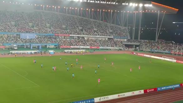 5月23日楚超孝感孝傲江湖VS仙桃黄鳝队 赛事点评 本场楚超焦点战最终0‑0握手言和,主场作战的孝感队整体占优却错失良机,仙桃队靠稳固防守顽强拿分,是一场典型的攻强守稳的胶着对决 。
一、孝感队:掌控节奏,终结效率不足
孝感主场摆出4321阵型,中场控制力拉满,全程主导比赛节奏,持续高压围攻。全场创造立柱、横梁2次必进球机会,定位球、边路冲击频繁威胁对手防线,进攻气势拉满。
短板十分突出:临门一脚终结能力偏弱,多次禁区抢点、远射均未能破门;阵地战细节打磨不足,面对密集防守缺少精准渗透手段,空有场面优势,未能转化为进球,错失主场全取3分的机会。
二、仙桃队:务实防守,反击暗藏威胁
仙桃队战术思路清晰,全场立足密集防守,收缩防线限制孝感中场发挥,拼抢凶狠、后防调度稳健,成功化解多次致命进攻。
球队反击犀利,上半场就打出威胁攻势,虽未完成破门,但有效牵制孝感进攻重心;客场作战韧性十足,顶住主场压力,用高效防守逼平对手,拿到宝贵客场积分 。
三、整体总结与后续展望
本场双方展现了湖北本土足球的竞技风貌,孝感需优化进攻终结、打磨攻坚战术;仙桃延续强硬防守体系。本轮平局后,孝感需尽快调整进攻细节,后续抢分压力有所上升;仙桃则凭借防守韧性,成为联赛不可小觑的劲旅。
##去感受足球场上的热血狂欢 #现场感受足球⚽️赛的氛围