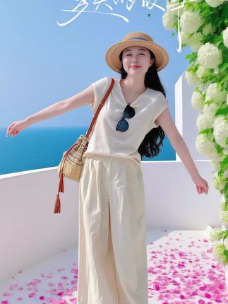 宝子们,“夏木南生”这套穿搭,简直把气质高级感拉满😍 杏色短袖T恤,简约到极致却又韵味无穷。它的色调柔和,像春日暖阳,显白又温柔。面料亲肤透气,贴身穿舒适无比,夏日炎炎也能保持清爽。宽松的版型,对各种身材包容性强,藏肉于无形,自在又随性。 搭配的高腰杏色休闲长裤,堪称点睛之笔。高腰设计巧妙提升腰线,瞬间打造大长腿。直筒裤型利落大气,修饰腿型效果一流,让双腿显得笔直修长。整体同色系搭配,和谐又统一,营造出一种不张扬却让人无法忽视的高级感。无论是职场通勤,还是休闲出街,穿上它,你就是优雅代名词,轻松成为人群焦点💖 #夏木南生 #气质穿搭 #杏色套装 #高腰长裤 #简约高级