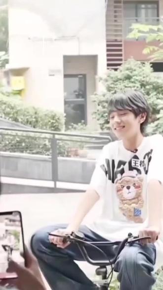 还是御姐音的噜噜一枚 #王橹杰 #TF家族 #橹穆 #杰丞 今天分享23年的噜噜复刻童年照的过程~特别萌😆🩵🩷