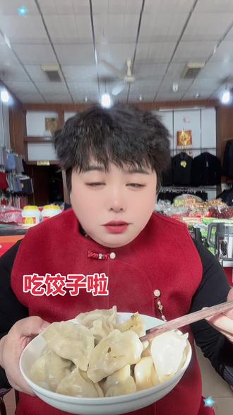 初五吃饺子,也就是“咬元宝”!一口一个金元宝,把财神爷的福气全吃进肚子里。今年主打一个:兜里有钱,心里不慌!
破五吃顿饺,财运跑不了。左手捏小人嘴,右手接大元宝。马年第一顿“发财饺”,开炫!💰@抖音小助手