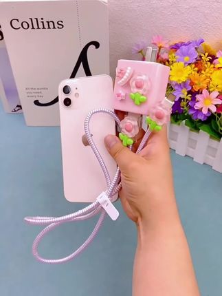 这么可爱的充电器保护套你见过吗?把充电器装进去轻轻一拉就合上了,不仅好看还耐用,而且还能保护充电器,防止损坏,喜欢的朋友赶紧入手吧!#充电器保护套