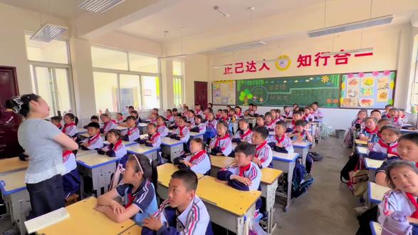 亲节将至,红舞鞋舞校薇薇老师受邀走进第二实验小学三一班课堂,为同学们带来手势舞《我妈是世界上最好的妈》。课堂生动有趣,孩子们跟着老师认真学习每一个手势动作,用稚嫩灵动的舞姿,表达对妈妈的感恩与喜爱,提前送上温馨的母亲节祝福❤️ ㊗️所有的妈妈们母亲节快乐👩。本次活动影像由小余老师全程拍摄,特此感谢!