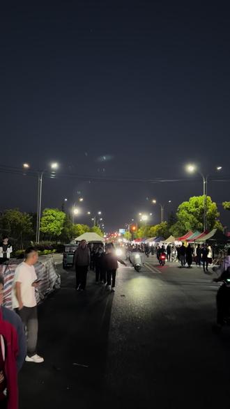 丁沟物资交流大会预热,人还是挺多的🤔