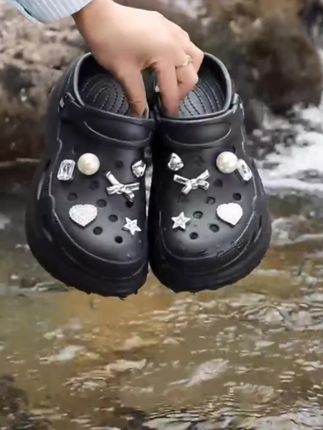 水钻洞洞鞋 洋气又百搭的#水钻洞洞鞋,鞋面多重拼接设计,触感软糯,舒爽不闷脚,6.5cm隐形增高,拉长腿部线条,加厚鞋底,秒变大长腿,一鞋两穿,随意切换,多款可选,爱了爱了#涉水洞洞鞋#厚底洞洞鞋#沙滩鞋#少女心@豪妈好物