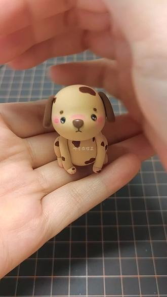 委屈狗狗🐶🐶🐶 今天是有心事的狗狗哦🐶,快来一起治愈它吧!🩷可爱又可怜的模样马上拥有!😘新手友好教程,有土就能捏。💫#粘土 #粘土教程 #亲子手工 #狗狗 #你的粘土搭子已上线