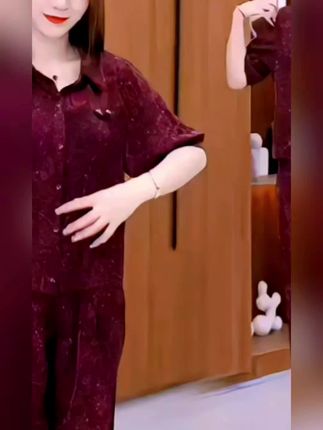#在抖音下手的好东西~妈妈们的夏日时髦秘诀找到了!这套2025夏季新款衬衫哈伦裤两件套,宽松剪裁藏肉一绝,柔软面料清凉又舒适✨短袖衬衫的简约设计搭配垂感哈伦裤,轻松穿出优雅气质,日常逛街、聚会拍照都超吸睛!想给妈妈挑礼物或自己穿出时尚感?上抖音商城一键下单,还有满减福利!关注抖音商城,每日解锁更多品质美衣~#妈妈装 #夏季时尚套装 #抖音商城好物分享