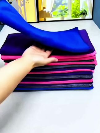 #dou上热门这款毛巾家务必备,用过才知道其卓越品质。不仅吸水迅速,不易掉毛、絮,而且擦拭后不留水印。独特设计,中间剪洞方便套魔术扫把,拖地不留痕迹。保洁阿姨、洗车行、理发店纷纷选择它,实用性超强。