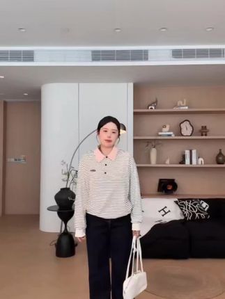 谁懂啊!这件ROW风POLO衫也太会了 软乎乎的面料贴身穿巨舒服,翻领设计自带精致感,长袖还能藏住拜拜肉~ 搭牛仔裤是随性松弛感,配半身裙又秒变纯欲小姐姐,日常出街、通勤穿都超可! 不用费脑搭就能赢,衣柜里缺件百搭T恤的姐妹,这件闭眼冲就对了!#polo衫 #ootd穿搭 #通勤搭配 #叠穿搭配 #魏老板私服
