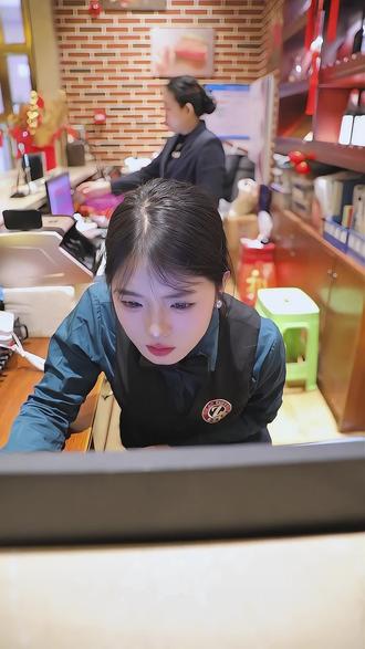 这男的鬼鬼祟祟的在干嘛?