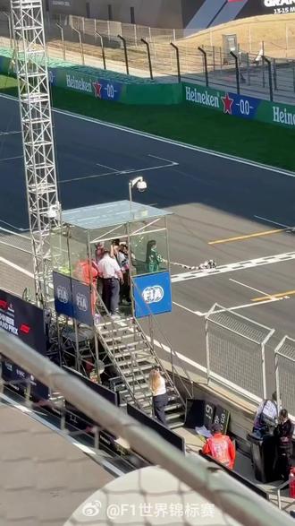 据公开记录 F1学院赛全球首位中国明星挥旗手#关晓彤 #F1学院赛 #f1 #晴也