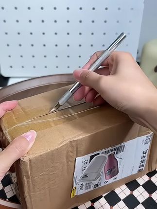 姐妹们,这个沐浴露真的太香了,它还是这种大瓶装的,整整有一升呢!它是那种淡淡的花香味,特别的好闻,而且洗完之后身上都是香喷喷的,它的泡沫也非常的绵密,用起来很舒服,关键是价格也很实惠,这么一大瓶够用很久了,喜欢的朋友们赶紧去抢购吧!