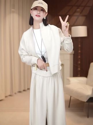 姐妹们快看我身上这套元气感套装!立领设计很显气质,袖口和裤脚都是收口的,不容易进风,整体版型都很显瘦。裤子是松紧腰的,弹力很大,面料软软糯糯的很舒服,一套上身又懒又松弛,而且超级百搭,不管是日常出门还是去健身房都可以穿,喜欢的姐妹赶紧冲!