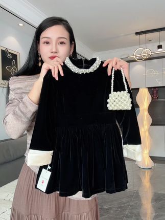 买了买了,别人有的我女儿也要有!女儿超喜欢的赫本风公主小黑裙,小香风感觉这也太高级洋气了吧!上身甜美乖巧,就是富家小千金即视感,国庆节拍照打卡好出片!丝绒面料软糯亲肤超舒服#甜美穿搭 #生女儿就是用来打扮的 #小黑裙#连衣裙 #萌娃穿搭