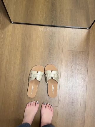 夏天穿这个凉拖鞋真的百搭又好看!#凉拖鞋 #脚宽脚胖都可以 #百搭鞋子