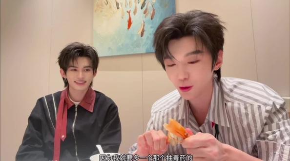 谁能懂云旗看到普普把汤汁溅身上了赶紧看看,然后就承认其实自己输了#真的超爱这两个少年 #我磕的cp酷酷给喂饭 #帅哥同框 #超绝神仙组合