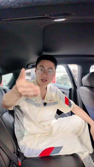 #汽车知识分享计划 #本田汽车 十一代雅阁后排座椅怎么放倒,你知道吗