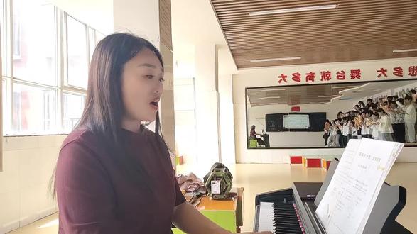 最近网上的一位老师上课叫醒学生听课的视频火了,不是因为老师好心得到了尊重,而是被举报了并且公开道歉,看到后说实话心里挺不舒服,我只希望我的孩子们能心中有太阳,眼里有光芒#真认真唱 #学校生活 #唱歌