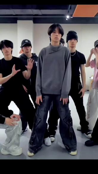 倒吧,摔了朱志鑫负责,看似调侃,实则暗示朱志鑫接好哈哈哈哈哈#橹穆