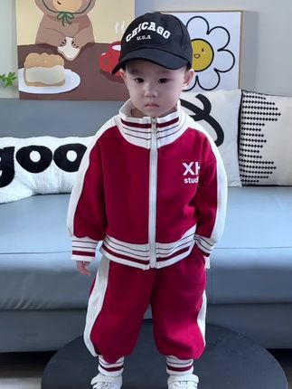 天气一天比一天凉了,提前给孩子淘到了一整套今年超流行的秋款小套装,这个厚度天冷了穿刚刚好,整个A类优质卫衣棉的面料上身软糯又亲肤,耐磨抗造不易起球,细节做工特别精细,关键现在反季为了冲一波销量才有这么便宜的价格,刷到的妈妈闭眼冲。#高品质童装 #潮童穿搭 #运动套装 #面料柔软舒适