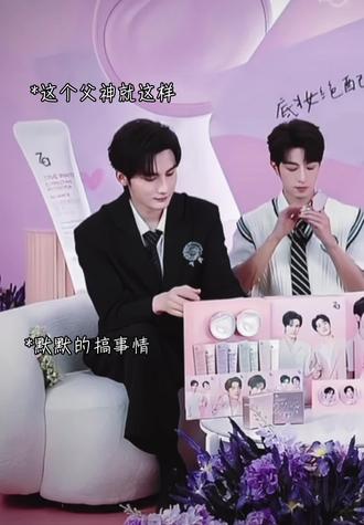 人总是在尴尬的时候都会显得很忙~
且!沛恩的手滑不?
#江衡 #李沛恩