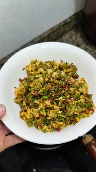 就这个野葱炒鸡蛋简直了,下饭菜的天花板,糟辣椒、油菜酸的酸味混合野葱独特的香味,唉呀妈呀好吃极了 #下饭神器 #野葱炒鸡蛋 #家常菜 #谁懂这一口的好吃程度 #戒不掉的贵州味道