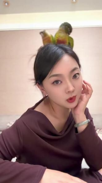 碎花裙什么意思? 最近老刷到碎花裙的梗,一直不明白啥意思,查了下,感觉是晒狗粮的啊😳好炸裂#我和我的鹦鹉 ,#碎花裙,#疑问,#碎花裙是夏天的入场券,#polo衫