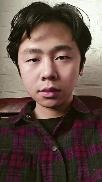 中庸第20章(1):
哀公问政。子曰:“文武之政,布在方策。其人存,则其政举;其人亡,则其政息。人道敏政,地道敏树。夫政也者,蒲卢也。故为政在人,取人以身,修身以道,修道以仁。仁者人也,亲亲为大;义者宜也,尊贤为大。亲亲之杀,尊贤之等,礼所生也。在下位不获乎上,民不可得而治矣!故君子不可以不修身;思修身,不可以不事亲;思事亲,不可以不知人;思知人,不可以不知天。”
任何社会问题,团体问题,本质上都是人的问题,修身齐家治国平天下,本质上在于修身,自身的智慧修好了,有解决问题的能力和实力了,德行修好了,有与别人交往的智慧了,齐家治国平天下是自然而然的事情。
因此,任何问题归根结底都是人的问题,都是人,品德品性心性智慧的问题,现在的许多问题不管是物质还是精神,现实还是心理,包括一些荒唐人,荒唐事,本质上是智慧不足,并且轻视德行所导致的。没有智慧,处理事情和问题就显得幼稚可笑,并且还解决不了问题。没有德行,人就没有了约束,人和动物的界限,就变得模糊,人和动物的标准,就逐渐趋同。
人性这个词语被用烂了,很多人总是功利化的思想非常重,因此频繁的提及人性,导致这个词语又被污名化和曲解了。功利化的思想没什么错,但是没用。没有价值,没有实力,没有德行,就算再卑躬屈膝,不需要的时候还是会把你扔掉,人性既有趋利避害的一部分,又有向往美好德行智慧的一部分,关键在于你怎样平衡应对和利用。
#内容太过真实 #国学智慧 #修心修行#知识分享 #焦虑