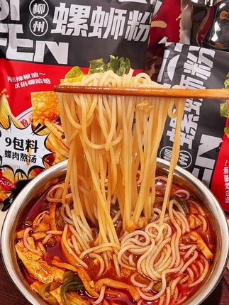如果你普通螺狮粉吃腻了,一定要试试巷子同桌家的双倍辣,380克超大分量搭配8包小料真是超过瘾#螺蛳粉推荐 #速食美食 #好吃到停不下来 #深夜偷吃 #螺狮粉