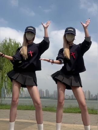 依旧上头!老婆们快来学这个超火超简单的「不醒摇4」!#不醒摇4 #一学就会系列 #早秋穿搭 #如果说你要离开我 #抖音潮流舞蹈大赛
