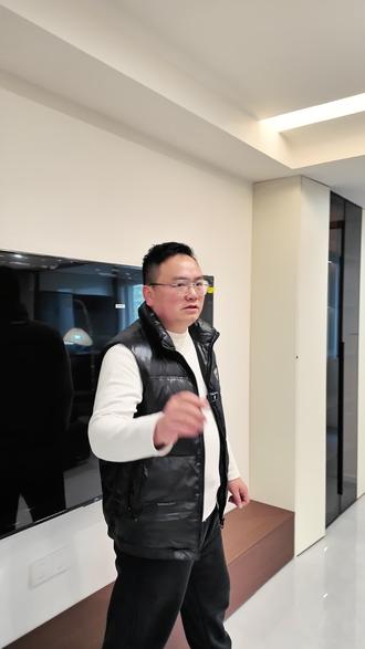 南京装修,缺点巧妙设计为优点 南京装修💡快来了解一下空间显高术
🏠 客户家客厅正中有根大横梁+立柱,超苦恼
👉 但我们用吊顶设计,把“缺点”变“亮点”
✨ 设计思路:
1️⃣ 梁下口拉平顶,弱化存在感
2️⃣ 侧面做圆弧造型,柔和过渡不压抑
3️⃣ 搭配悬浮吊顶,视觉向上延伸
📈 层高虽然低了,但眼睛觉得“更空高”
🎯 空间以上,还有空间~
🌟 户型有“缺陷”别急着哭
💪 改一改,就是独一无二的风景线
#南京装修公司哪家好
#南京空间规划师邹凯
#小户型显高
#南京装修
#南京装修公司