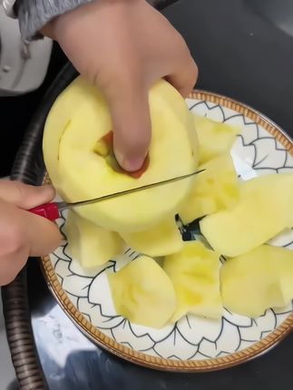 这个苹果丑是真的丑,甜也是真的甜!别看皮上有点“小雀斑”,一口下去脆甜多汁,日照足温差大,自然长熟不催熟。丑是丑了点,但果肉脆嫩,汁水多到飙,甜得实实在在。咱吃的是味道,不是颜值。昭通丑苹果,丑得有道理,甜得够地道!#丑苹果 #又脆又甜 #新鲜应季水果 #口感特别好#现摘现发新鲜到家