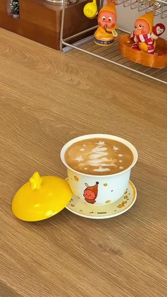 喜茶星星人茶碗好适合装🎄圣诞咖啡! #上热门 #咖啡日常 #自制饮品 #圣诞节 #提升幸福感好物