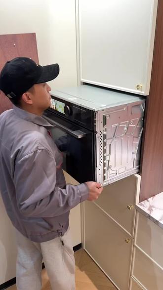 嵌入式微蒸烤一体机差点毁在安装上😭 看完你就明白了!真的感谢安装师傅,没装修的看一遍足够!选购上更不能马虎,尤其是第一次买蒸烤箱的朋友, 选AI智能的! 才是真省心!#嵌入式蒸烤箱 #微蒸烤一体机 #美的知味感R6Pro #美的知味感R6Pro微蒸烤一体机 #蒸烤箱一体机